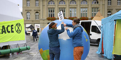 Zwei Klima-Aktivisten bei den Aufräumarbeiten auf dem Bundesplatz.