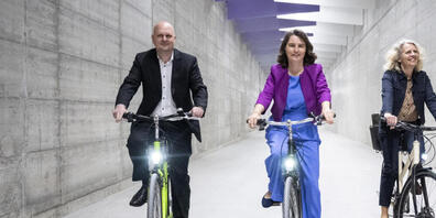 Ein Stadtrat und zwei Stadträtinnen rollen durch den neuen Zürcher Velotunnel: Michael Baumer (links), Simone Brander und Karin Rykart.