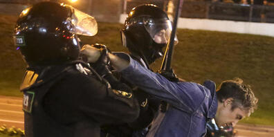 Polizisten verhaften einen Demonstranten während einer Kundgebung. Foto: -/TUT.by/AP/dpa