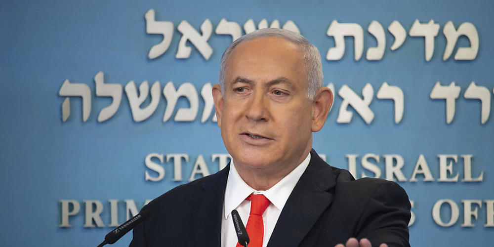 Benjamin Netanjahu, Ministerpräsident von Israel, spricht über die Entwicklung der Coronavirus-Zahlen in Israel. Foto: Alex Kolomiensky/Pool Yedioth Ahronot/AP/dpa