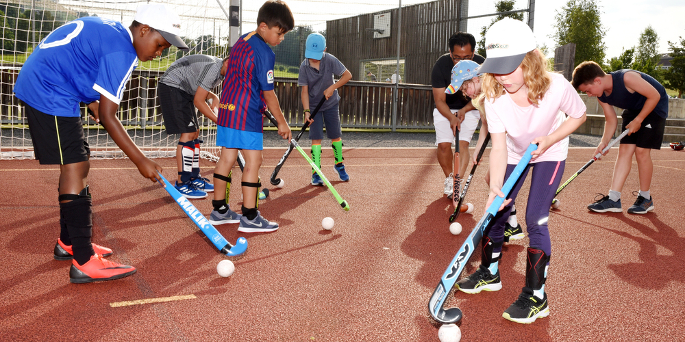 Die Kinder haben sichtlich Spass an Landhockey.