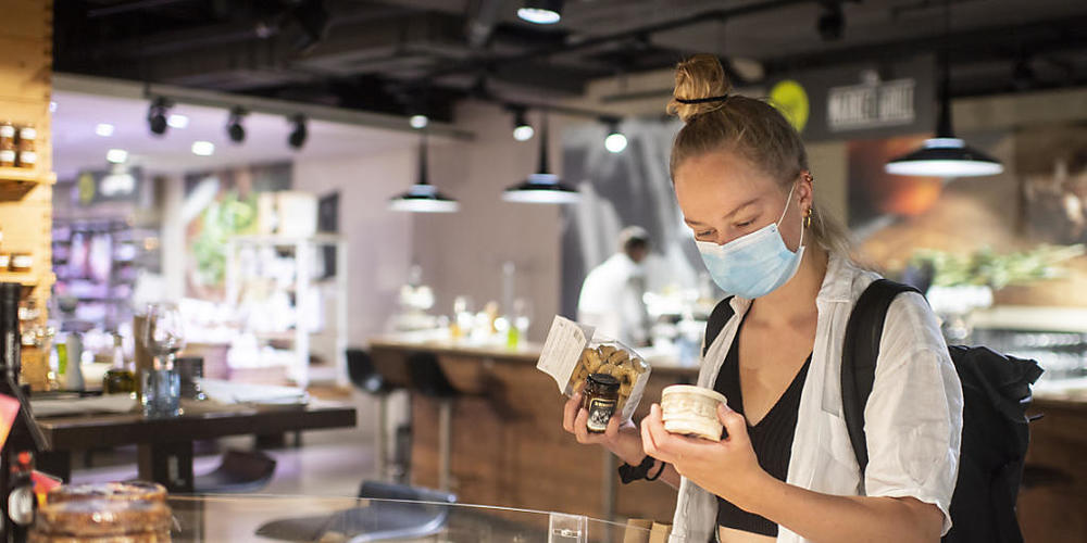 Wer im Kanton Zürich einkauft, muss weiterhin eine Maske tragen. (Symbolbild)