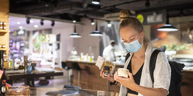 Wer im Kanton Zürich einkauft, muss weiterhin eine Maske tragen. (Symbolbild)