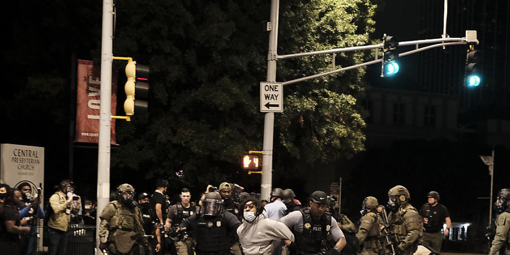 Polizisten nehmen in Atlanta einen Demonstranten fest, bei einem Protest gegen die Justizentscheidung nach dem Tod von Breonna Taylor. Foto: John Arthur Brown/ZUMA Wire/dpa