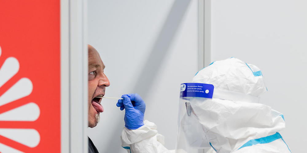 Ein Urlauber macht im neuen Covid-19 Testzentrum am Flughafen einen Coronatest. Foto: Rolf Vennenbernd/dpa