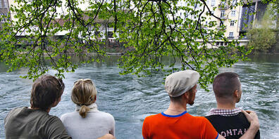 Wer sich im falschen Körper fühlt, soll beim Zivilstandsamt bald seine geschlechtliche Identität und den Vornamen unbürokratisch und leicht ändern lassen können. Homosexuelles (rechts) und heterosexuelles Paar auf einer Sitzbank an der Limmat in Z...