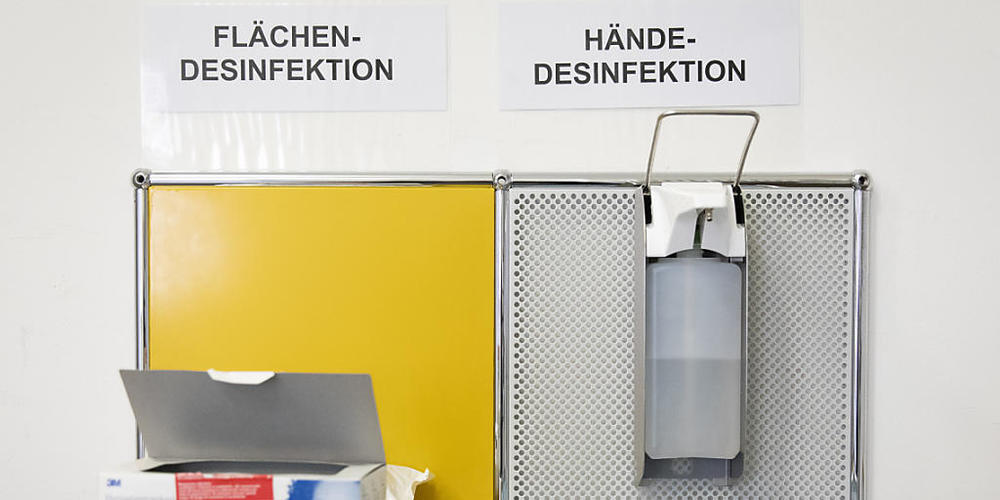SStrenge Hygieneregeln: Eine Tisch mit Desinfektionsmitteln und Schutzmasken im Contact Tracing Zentrum des Kantons Bern.
