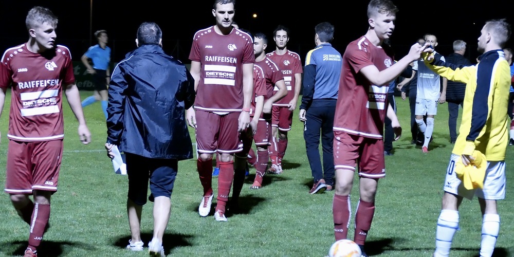 Das Spiel hat beiden Teams Kräfte gekostet, letzter Torschütze war Nando Lüchinger (re. im roten Tenue) (Bilder: Ulrike Huber)