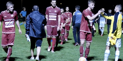 Das Spiel hat beiden Teams Kräfte gekostet, letzter Torschütze war Nando Lüchinger (re. im roten Tenue) (Bilder: Ulrike Huber)