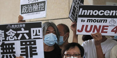 Die teils prominenten Aktivisten, darunter auch Wong und Lai, gehören zu den mehr als zwei Dutzend Personen, die vor dem Gericht protestieren, nachdem sie im Sommer wegen der Teilnahme an einer illegalen Versammlung angeklagt worden waren. Foto: K...