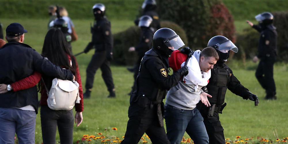 Polizisten nehmen einen Demonstranten fest bei einem Protest nach der Amtseinführung des umstrittenen Präsidenten Lukaschenko in Belarus (Weißrussland). Bei den Protesten gegen die Amtseinführung des umstrittenen Staatschefs Lukaschenko sind 259 M...
