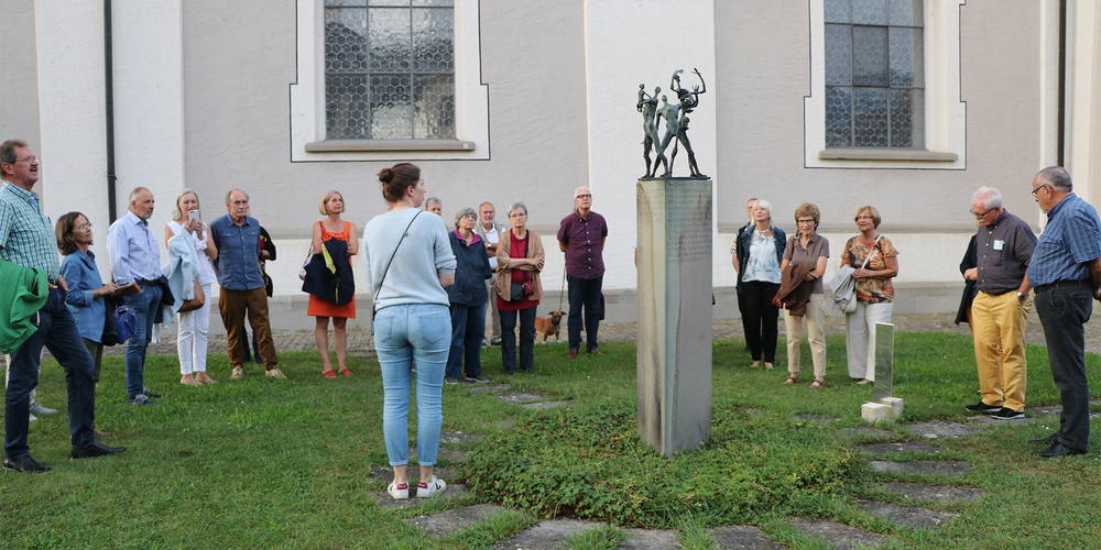 Das Wehrmännerdenkmal mit dem Totentanz bei der Kirche ist zu Ehren der Gefallenen in den beiden Weltkriegen von Josef Nauer 1955 entstanden.
