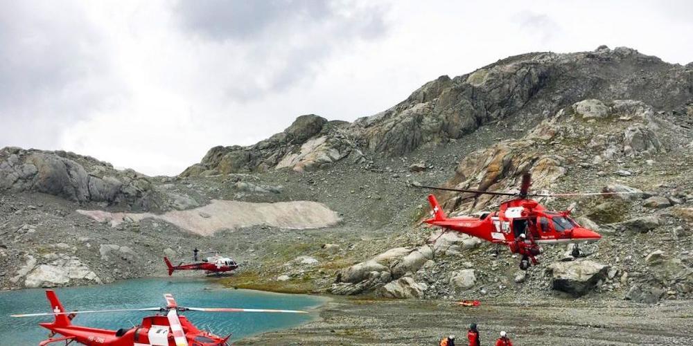 Für die Rettung der Verunfallten am Obertalgletscher BE standen mehrere Helikopter im Einsatz.