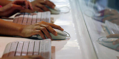 Die Kantonspolizei Obwalden warnt vor Betrügern im Internet, die über gefälschte Webseiten versuchten, an Kontodaten oder Kreditkartennummern zu gelangen. (Symbolbild)