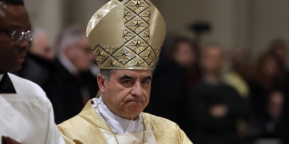 ARCHIV - Angelo Becciu leitet eine eucharistische Liturgie in der Basilika St. Johannes in Latheran. Foto: Gregorio Borgia/AP/dpa