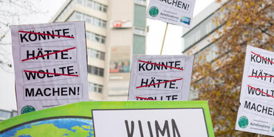 ARCHIV - Demonstranten von Fridays for Future laufen auf einer Straße. Foto: Tom Weller/dpa/Archiv