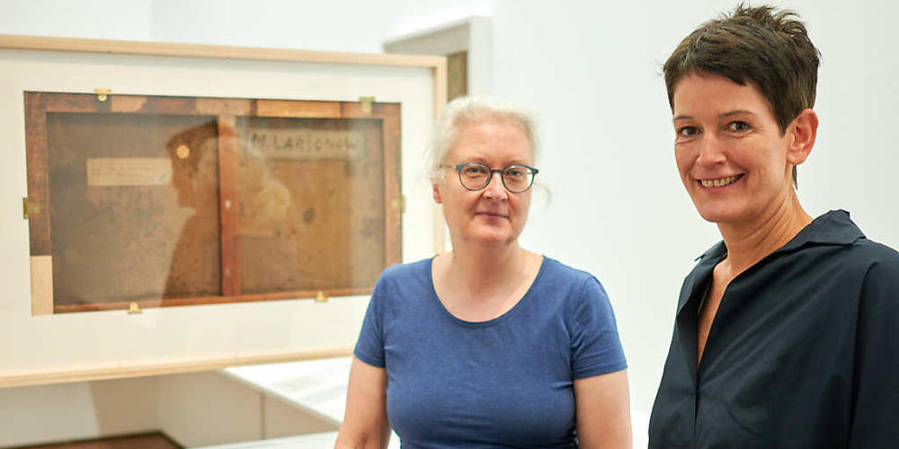 Petra Mandt (l), Restauratorin, und Rita Kersting, stellvertretende Direktorin, stehen bei einer Vorbesichtigung der Ausstellung "Russische Avantgarde im Museum Ludwig - Original und Fälschung Fragen, Untersuchungen, Erklärungen" vor der Rückseite...