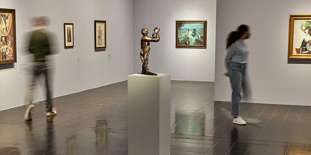Mitarbeiter gehen während eines Pressetermins in der Kunsthalle durch die Ausstellung «Max Beckmann - weiblich - männlich» (Wischeffekt durch Langzeitbelichtung). Im Vordergrund steht die Bronze-Plastik ""Mann im Dunkeln"" (1934). Foto: Georg Wend...