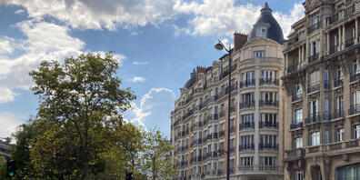 Einsatzkräfte stehen in einer nach einer Messerattacke abgesperrten Straße im 11. Stadtbezirk. Dabei  sind mindestens vier Menschen verletzt worden. Der Vorfall ereignete sich in der Nähe der ehemaligen Redaktionsräume des Satiremagazins «Charlie ...