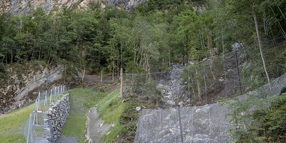 Die Sicherheitsnetze und Dämme im Steinschlaggebiet Gumpisch an der Axenstrasse, die nach einem Alarm gesperrt war. (Archivbild)