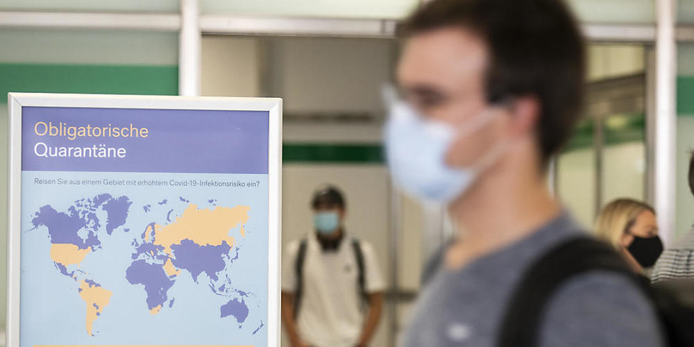 Ein Plakat am Flughafen Zürich weist auf die obligatorische Quarantäne bei der Einreise aus bestimmten Ländern hin. (Archivbild)