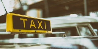 Während den Betriebszeiten können Passagiere zwischen 06:00 und 20:00 Uhr zu einem Pauschalpreis von Fr. 5.- den Taxi-Dienst zwischen Bollingen und dem Bahnhof Jona oder umgekehrt nutzen.