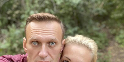 dpatopbilder - HANDOUT - Dieses Foto, das der russische Oppositionsführer Alexej Nawalny am Freitag, dem 25. September 2020, auf seinem Instagram-Account veröffentlicht hat, zeigt Alexej Nawalny und seine Frau Julia an einem unbekannten Ort in Deu...