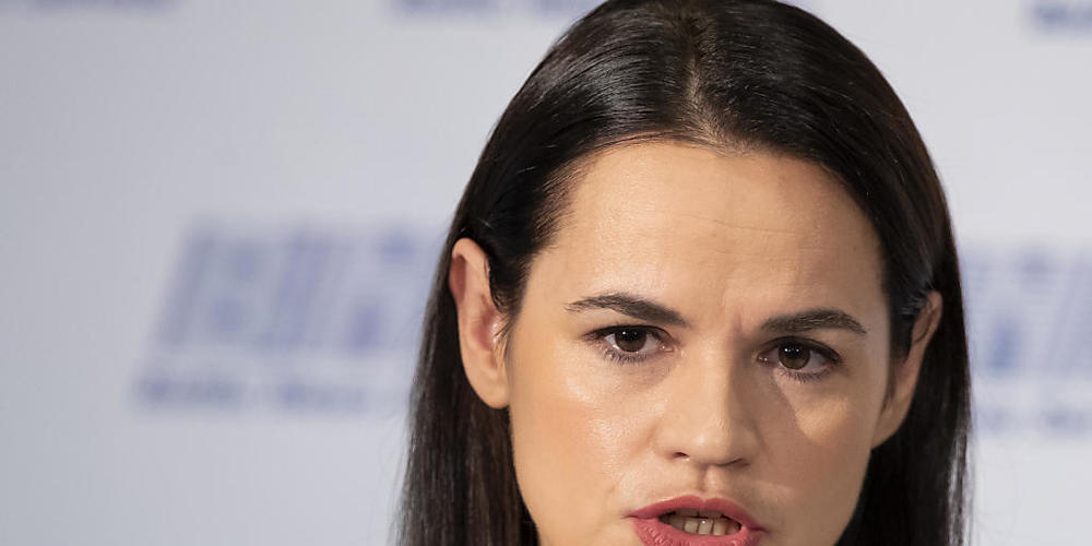ARCHIV - Swetlana Tichanowskaja, ehemalige Kandidatin für die Präsidentschaftswahlen in Belarus, spricht bei einer Pressekonferenz. Foto: Mindaugas Kulbis/AP/dpa