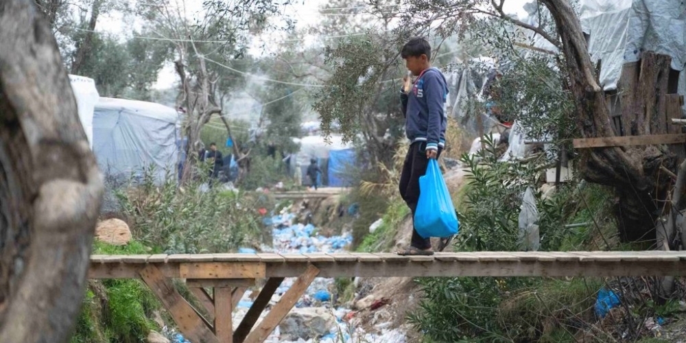 Alltagsszene im Flüchtlingslager Moria auf der griechischen Insel Lesbos. (Bild: Faktengebunden / Wikipedia)