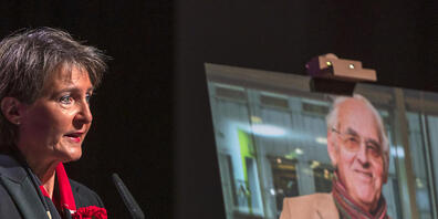 Bundespräsidentin Simonetta Sommaruga (SP) verabschiedete sich im Basler Volkshaus mit einer persönlichen Ansprache von Helmut Hubacher, der am 19. August im Alter von 94 Jahren starb.