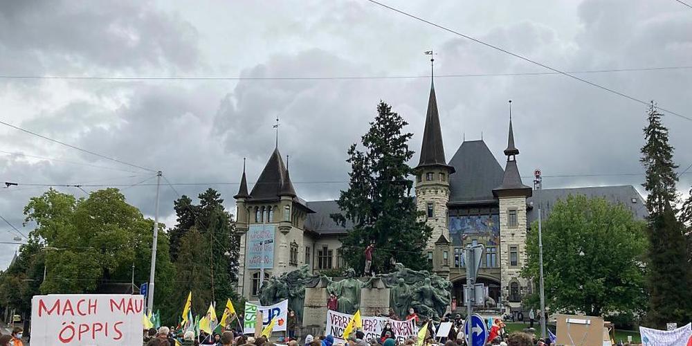 "Mach mau öppis": Die Demonstration auf dem Helvetiaplatz in Bern steht auch im Zeichen eines weltweiten Klimaprotesttages.