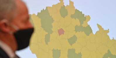 Der tschechische Gesundheitsminister Roman Prymula steht vor einer Karte Tschechiens, auf der Regionen nach dem Infektionsrisiko bewertet werden. Das ganze Land ist von der Bundesregierung zum Corona-Risikogebiet erklärt worden. Foto: Michal Kamar...