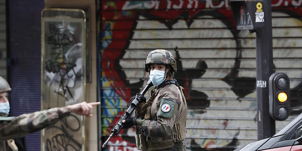 dpatopbilder - Polizisten patrouillieren an einer Straße nach einer Messerattacke. Foto: Thibault Camus/AP/dpa