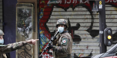 dpatopbilder - Polizisten patrouillieren an einer Straße nach einer Messerattacke. Foto: Thibault Camus/AP/dpa