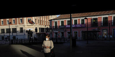 Eine Frau mit Gesichtsmaske auf einem Platz in der spanischen Hauptstadt. Foto: Bernat Armangue/AP/dpa