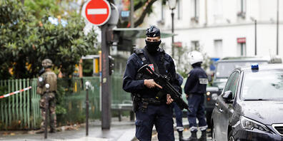 Ein Bereitschaftspolizist in der Nähe des Tatortes in Paris. Foto: Lewis Joly/AP/dpa