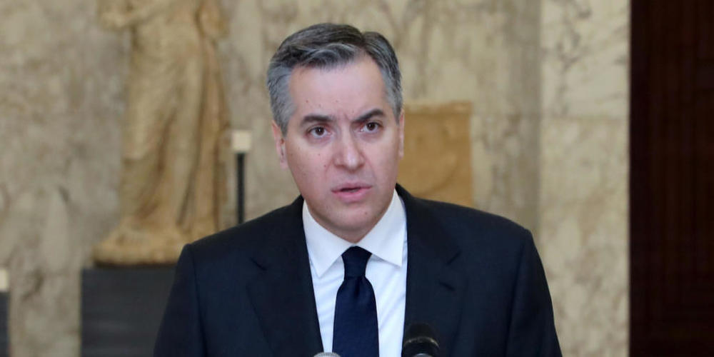 Mustafa Adib, Libanons bisheriger Botschafter in Deutschland und designierter Ministerpräsident des Libanon, kündigt während einer Pressekonferenz im Präsidentenpalast seinen Rücktritt an. Foto: Marwan Naamani/dpa