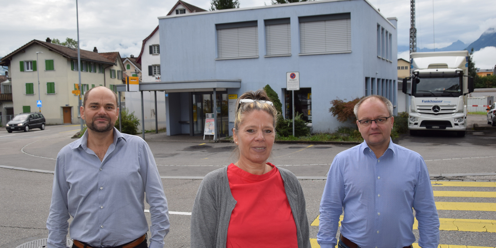 Gemeindepräsident René Knobel (links), Säckelmeisterin Sandra Fleischmann und Vizepräsident Dani Schönenberger freuen sich über das «Ja» an der Urne. (Bild: Silvia Gisler)