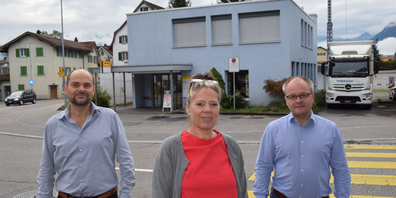Gemeindepräsident René Knobel (links), Säckelmeisterin Sandra Fleischmann und Vizepräsident Dani Schönenberger freuen sich über das «Ja» an der Urne. (Bild: Silvia Gisler)