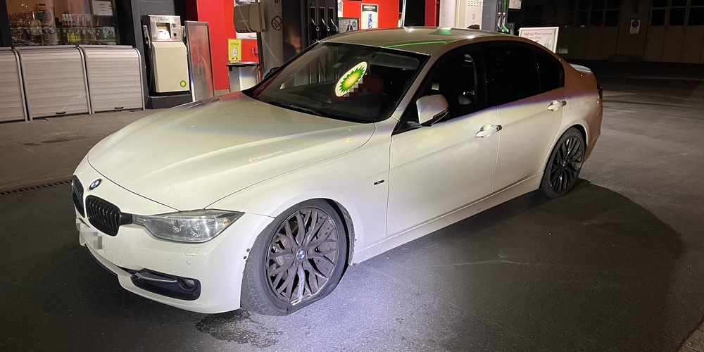 Nach seinem Selbstunfall in Schmerikon fuhr der Lenker mit plattem Reifen weiter und wurde von der Polizei auf einer Uzner Tankstelle angehalten.