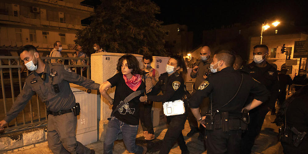 Israelische Polizisten führen einen Demonstranten bei einer Demonstration gegen Israels Ministerpräsidenten Netanjahu in der Nähe der Residenz des Ministerpräsidenten ab. Foto: Sebastian Scheiner/AP/dpa