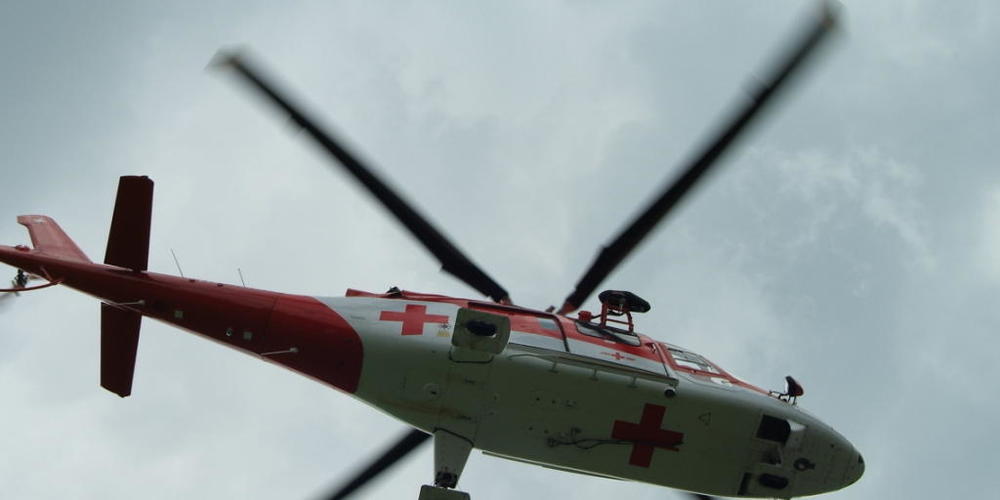 Eine 20-jährige Frau musste am Sonntag in Amden SG mit der Rega ins Spital geflogen werden. Sie war beim Wandern von einer Mutterkuh verfolgt worden, flüchtete und verletzte sich dabei unbestimmt.