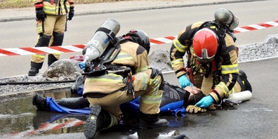 Bei einem simulierten Unfall trainieren die Feuerwehrleute für den Ernstfall, welcher jederzeit eintreten könnte.