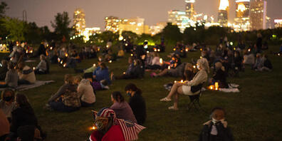 Menschen versammeln sich auf einem Rasen während einer Gedenkveranstaltung an die verstorbene Richtern Bader Ginsburg. Foto: Jeff Wheeler/Star Tribune/AP/dpa