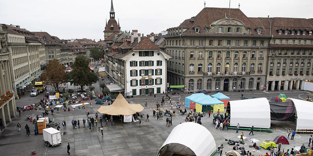 Blick auf den Bundesplatz: Mehrere hundert Klima-Aktivisten halten ihn seit dem frühen Montagmorgen besetzt.