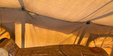 HANDOUT - Einer der antiken Sarkophage aus der  Grabstätte Sakkara. Foto: -/Ministry of Tourism and Antiquities/AP/dpa - ACHTUNG: Nur zur redaktionellen Verwendung und nur mit vollständiger Nennung des vorstehenden Credits