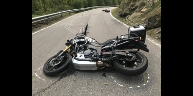 Eine 58-jähriger Motorradfahrer stirbt auf der Wägitalstrasse nach Kollision mit anderem Motorrad. 