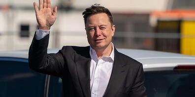 Tesla-Chef Elon Musk versucht die Erwartungen bei der Weiterentwicklung von Batterien zu dämpfen, was sich umgehend auf die Tesla-Aktien auswirkt. (Archivbild)