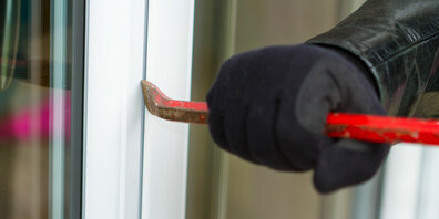 Die Einbrecher verschafften sich über die Balkontüre gewaltsam Zutritt zum Einfamilienhaus. (Symbolbild)