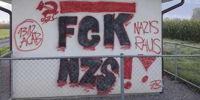 Die Austauschstation Oberriet-Widnau wurde mit politischen Parolen verunstaltet (Bild: pd)